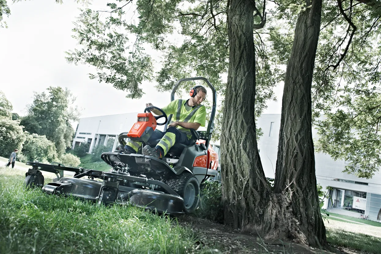 Aufsitzfrontmäher Husqvarna P 525DX mit Kabine – Image 6