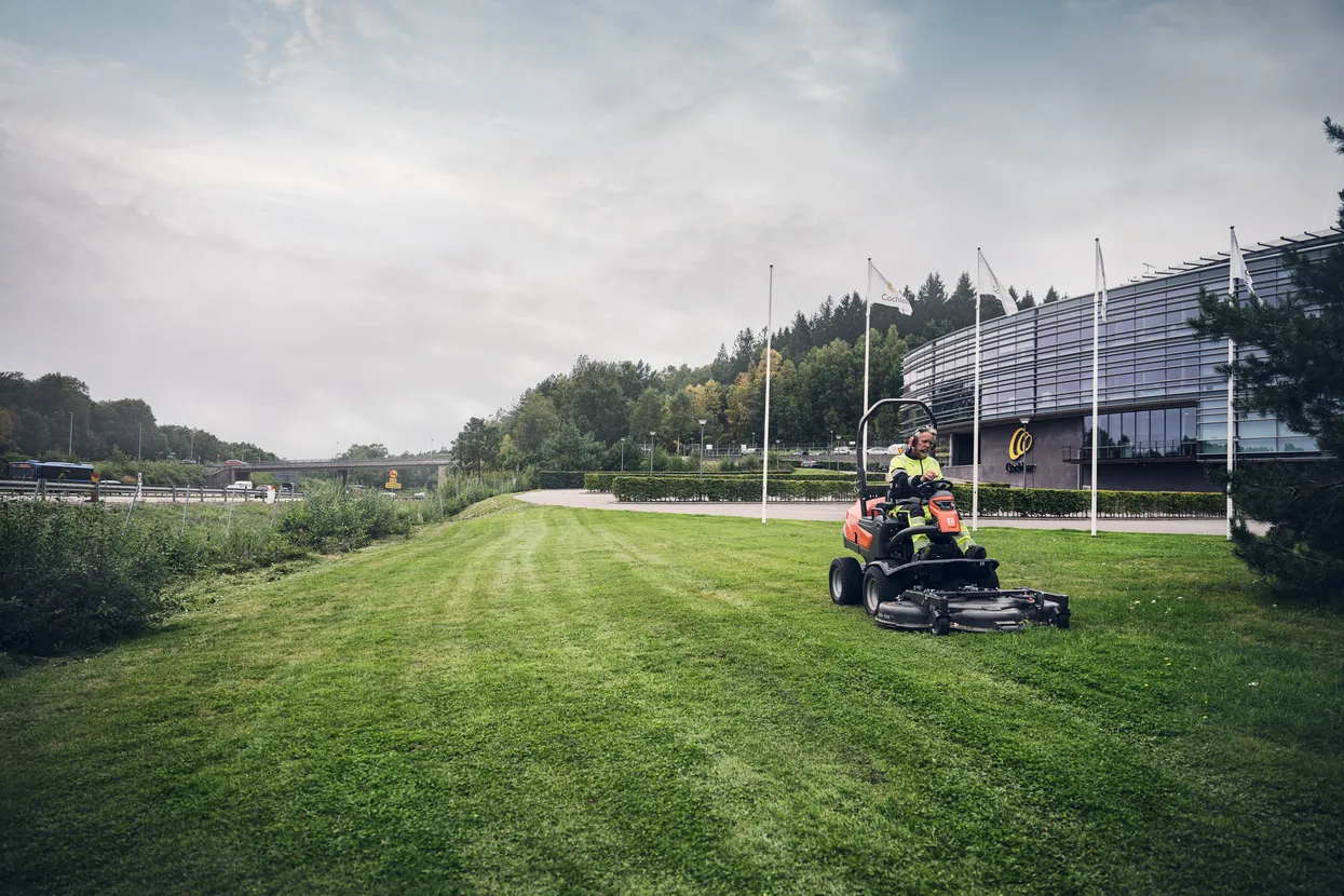 Aufsitzfrontmäher Husqvarna P 525DX mit Kabine – Image 7