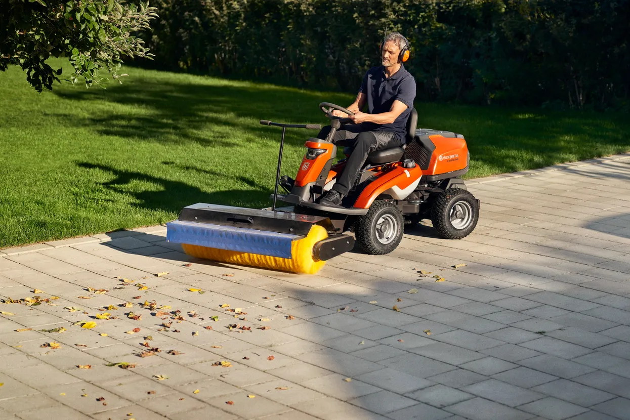 Husqvarna R 320X AWD Aufsitzfrontmäher – Image 6